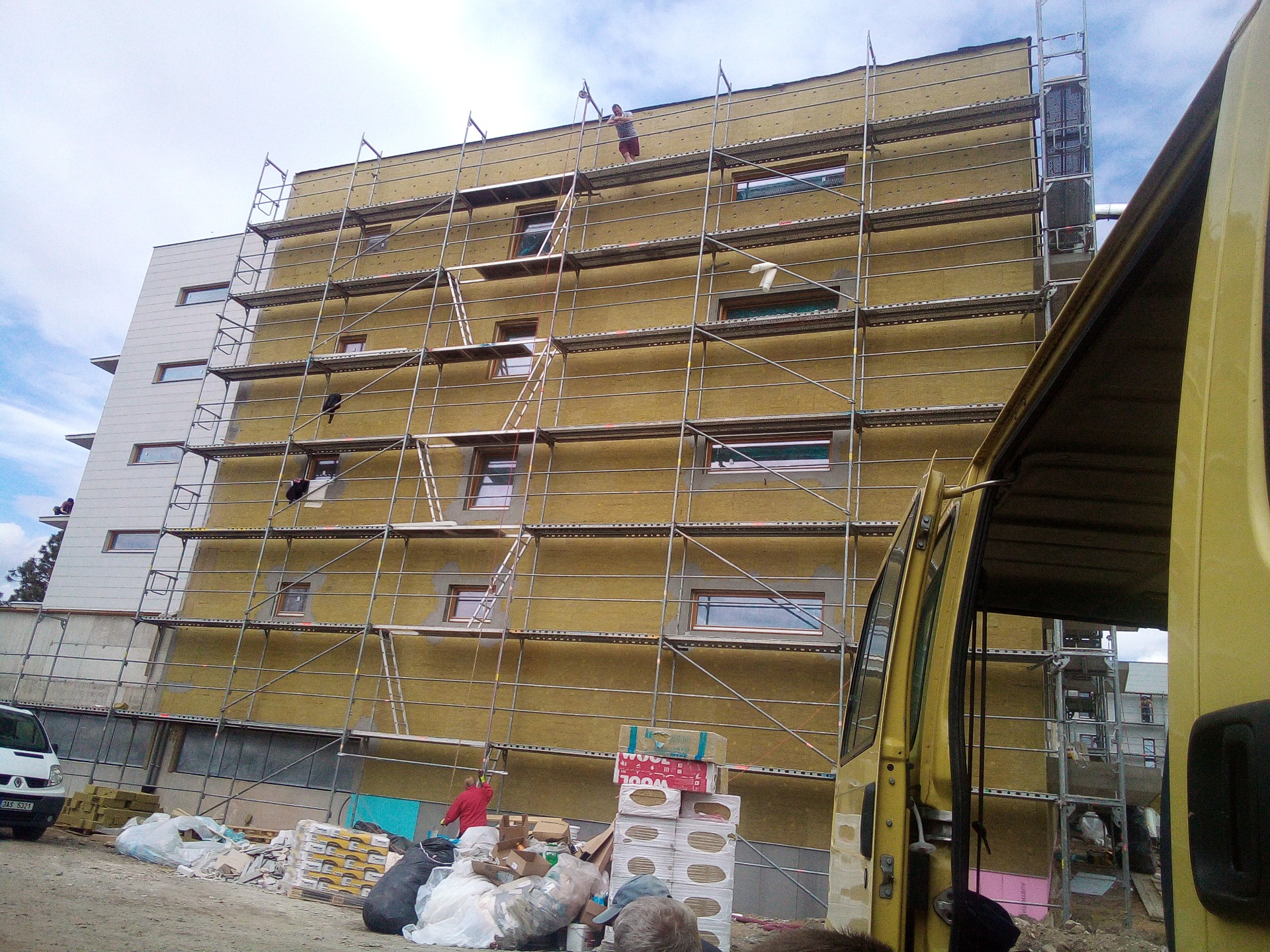 Rekonstrukce bytov&eacute;ho domu v Čel&aacute;kovic&iacute;ch