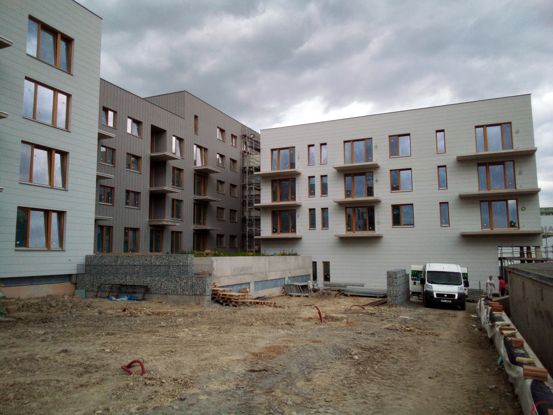 Rekonstrukce bytov&eacute;ho domu v Čel&aacute;kovic&iacute;ch